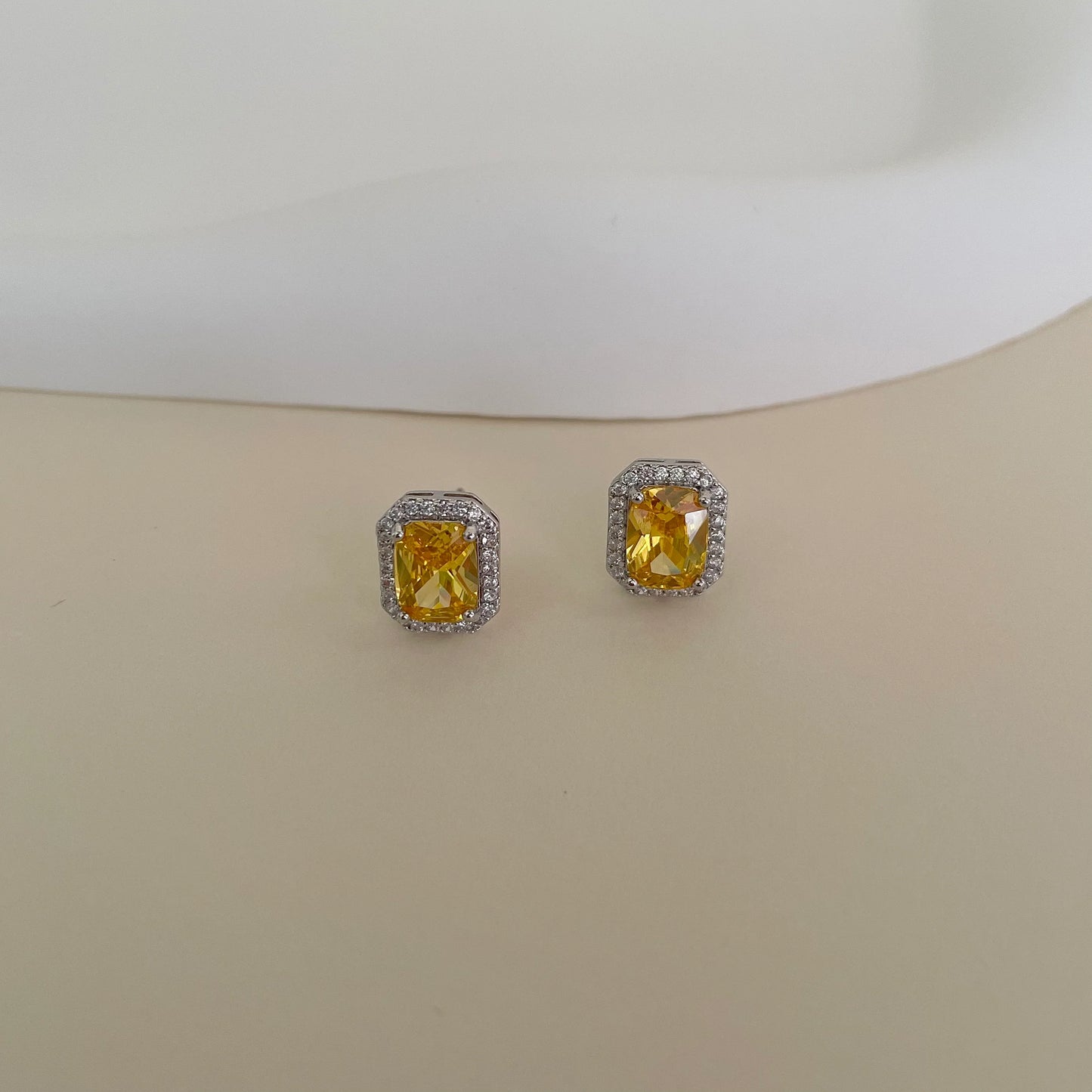 Brinco quadrado Citrino - Cravejado
