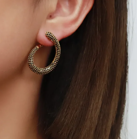 Brinco Argola torcida - Cravejado com zircônias