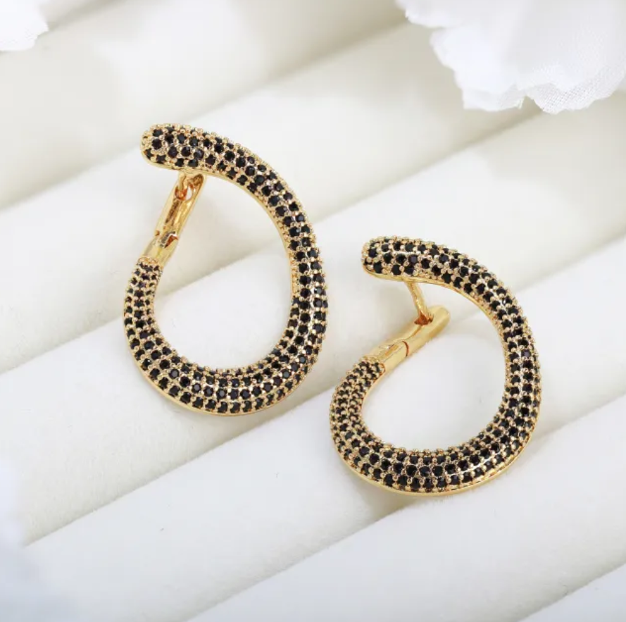 Brinco Argola torcida - Cravejado com zircônias