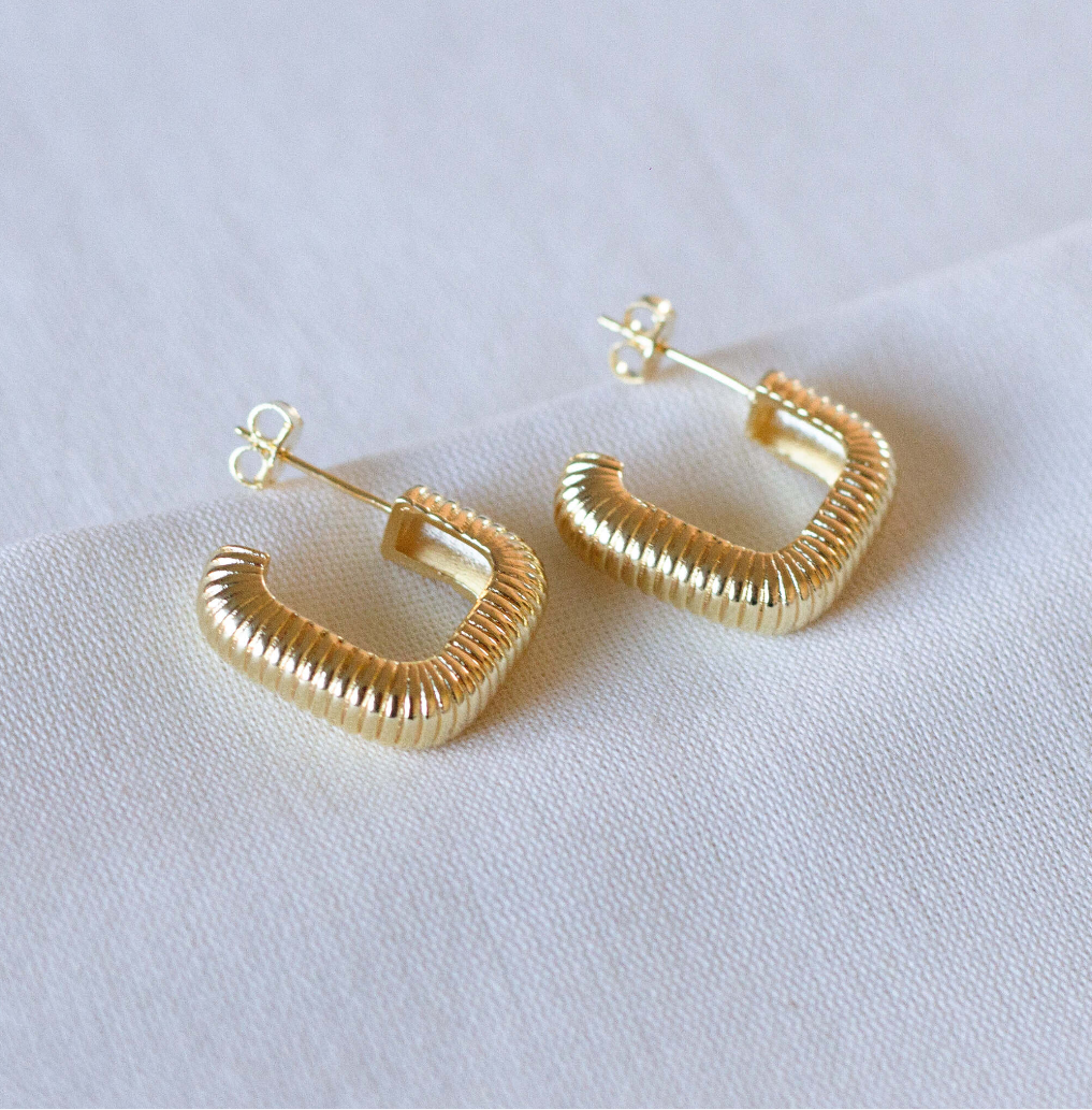 Brinco argola quadrada - Banhada a ouro 18k