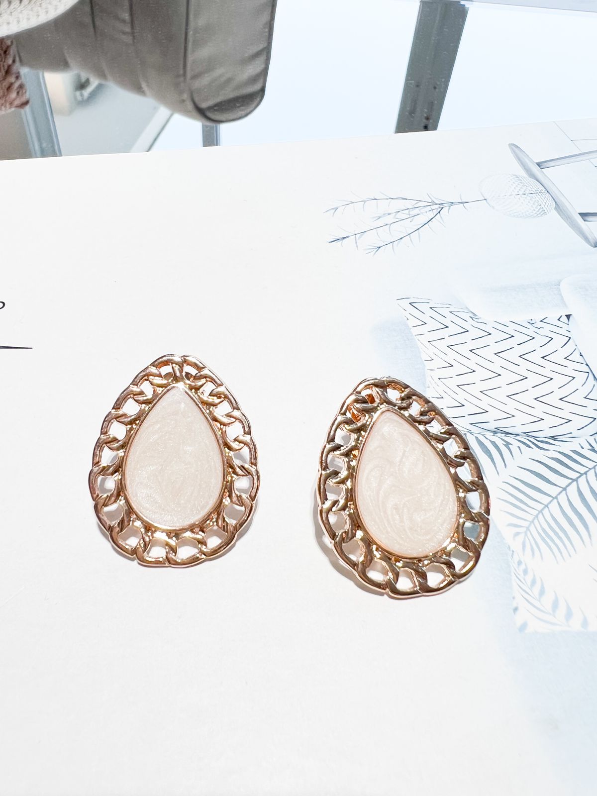 Brinco Gota esmaltado bege - Banhado a ouro 18k