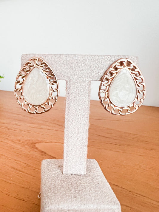 Brinco Gota esmaltado bege - Banhado a ouro 18k