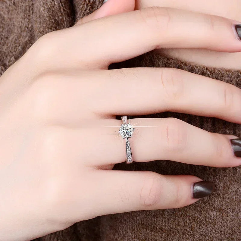 Anel Solitário Eleonora - 100% Prata com Moissanite