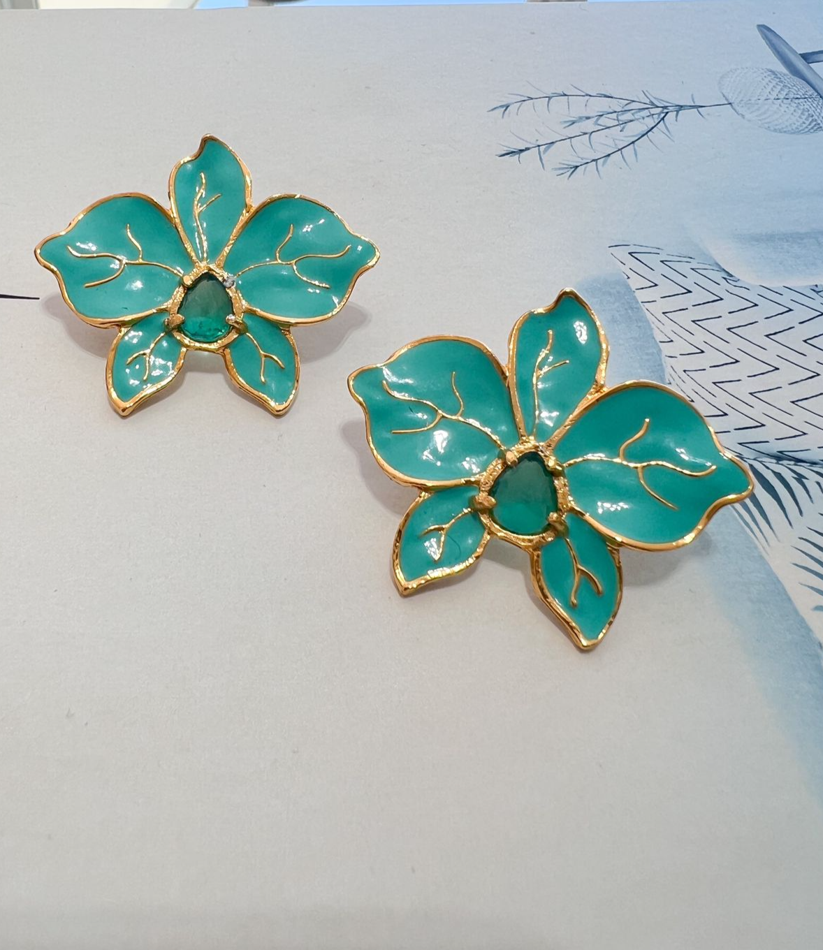 Brinco Flor Orquídea turquesa esmaltada - pintado a mão