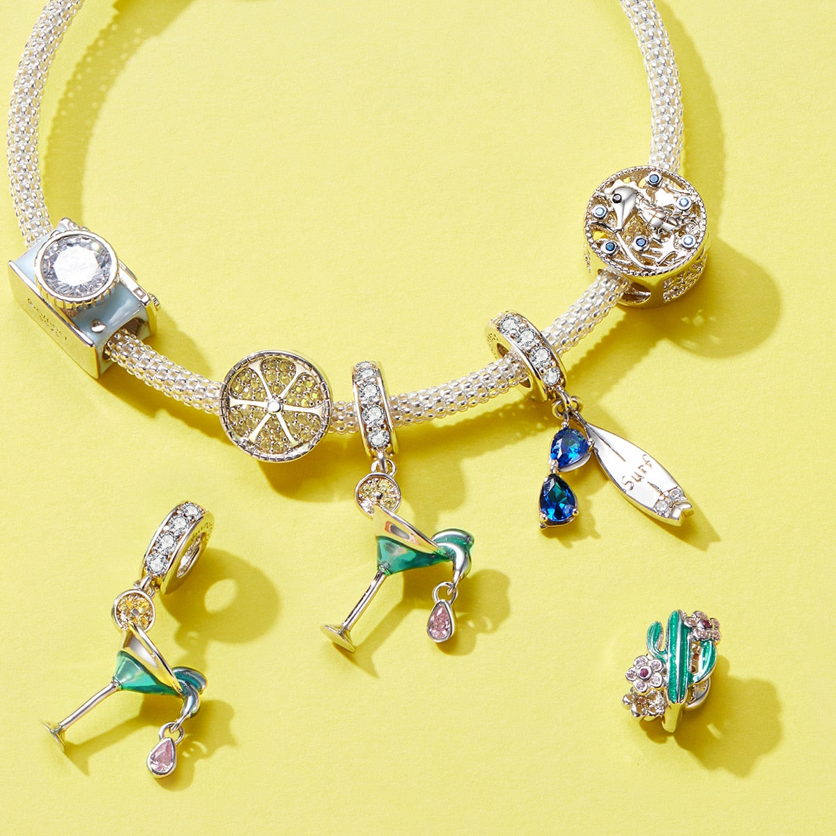 Charm Câmera Retrô - 100% Prata 925 com Zircônia