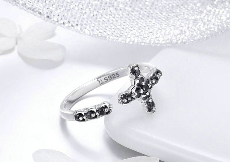 Anel Black Cross - 100% Prata 925 e Zircônias