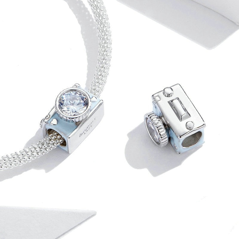 Charm Câmera Retrô - 100% Prata 925 com Zircônia
