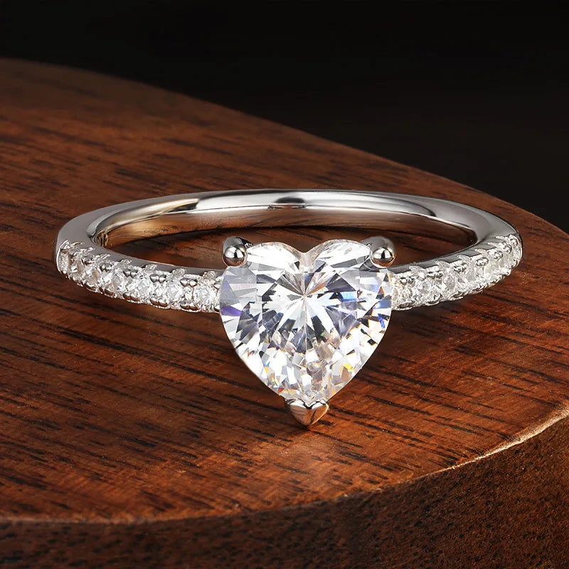 Anel de Coração Solitário Moissanite - 100% Prata 925