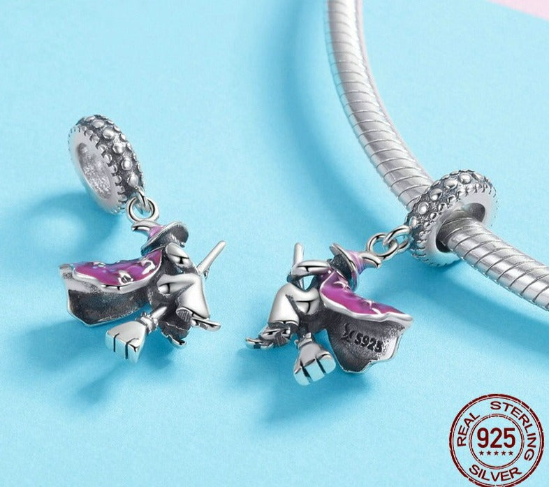 Charm Pendente Bruxa na Vassoura - 100% Prata 925 Esmaltada